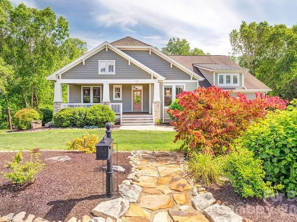 201 Skytop Farm Ln, Hendersonville, NC 28791