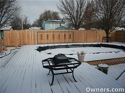 View of back yard w/pool