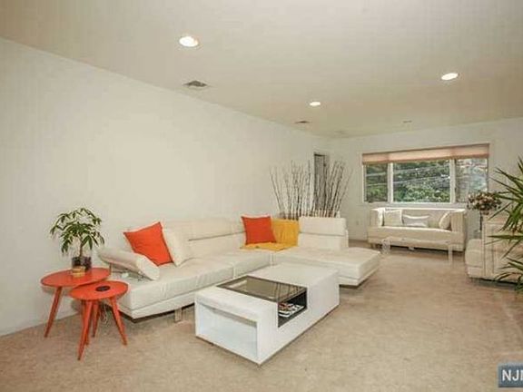 4th image of 574 Palisade Ave #2