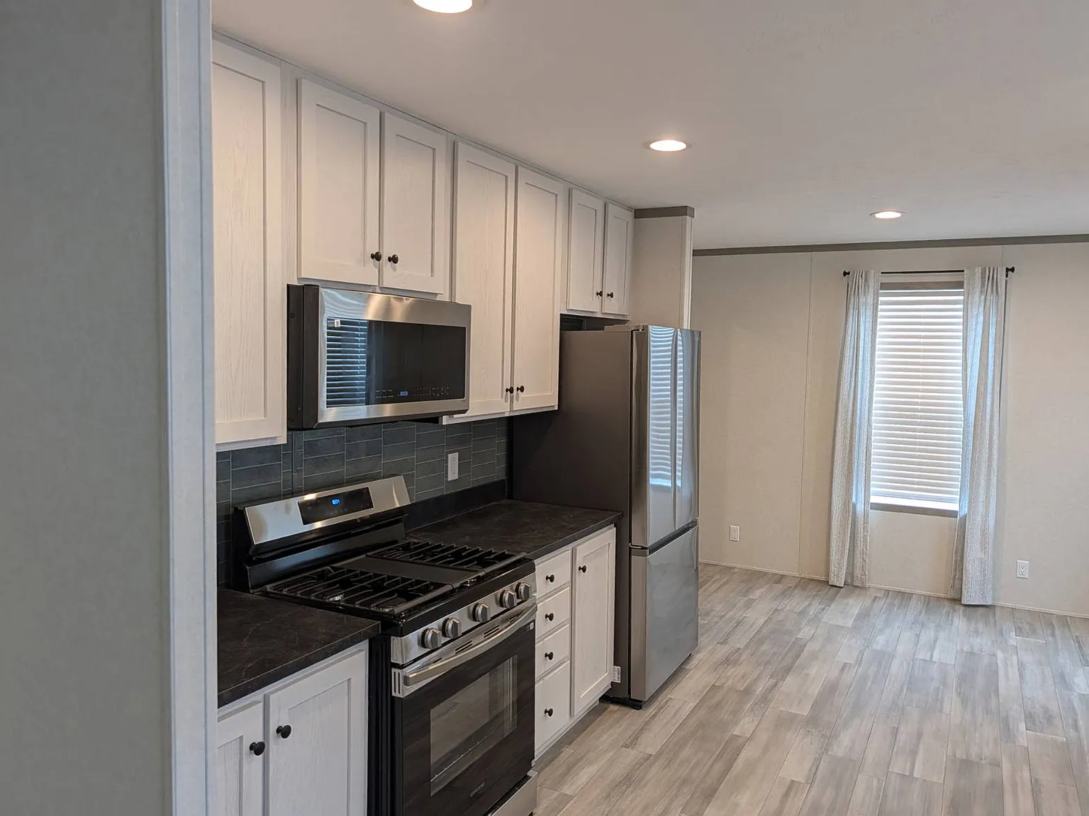 3 bed, 2.0 bath, 1070 sqft, $1,285 — Photo 3