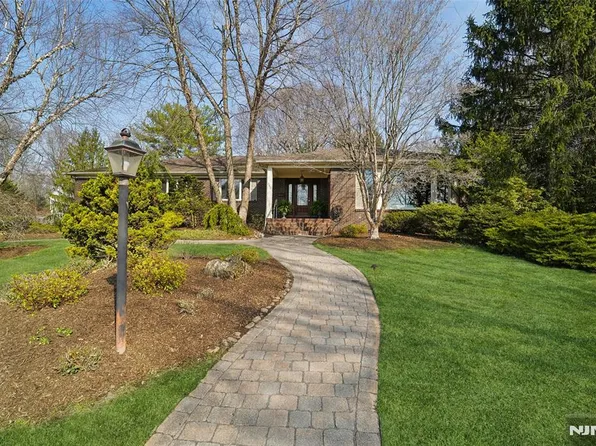683 Briarwood Ct, Oradell, NJ 07649
