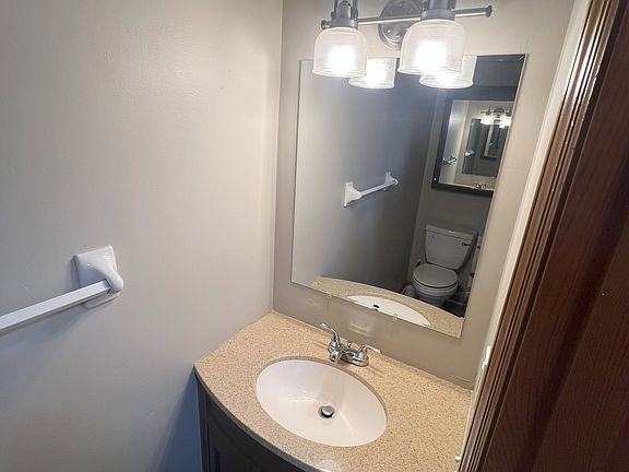 5th image of 1882 NW Washington Blvd APT B