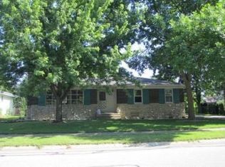 930 Mohawk Dr, Crown Point, IN 46307