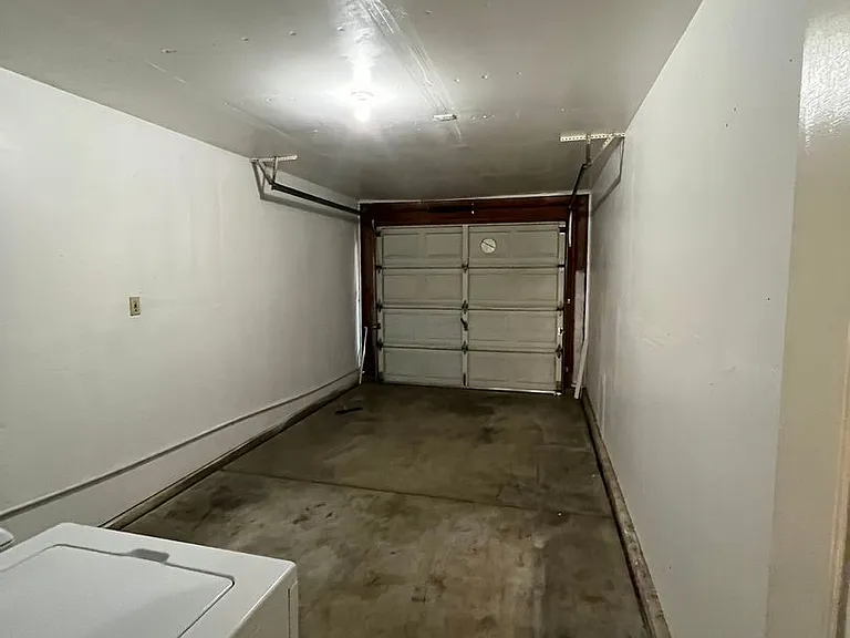 415 W J St — Photo 3