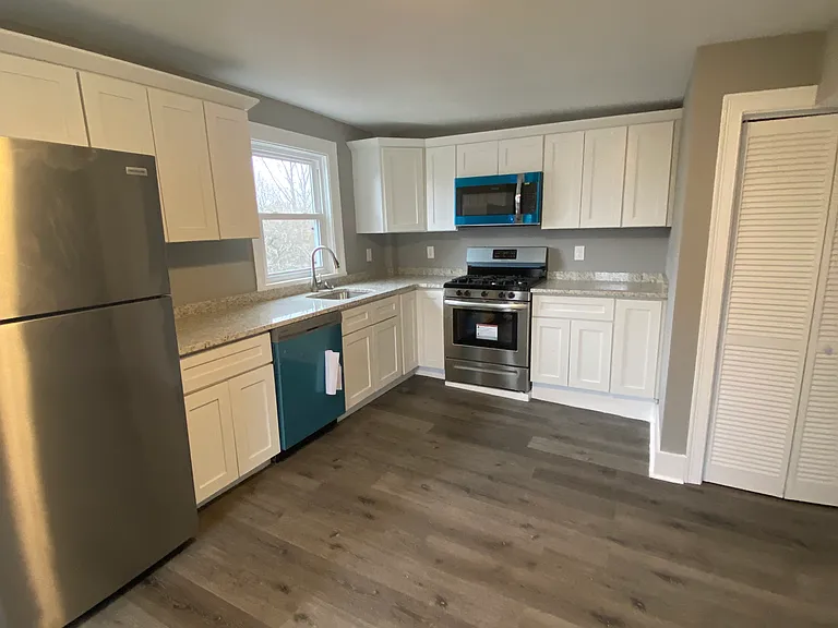652 Manton Ave #2L — Photo 2