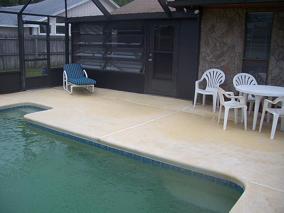 Sweet pool area, quiet restful home