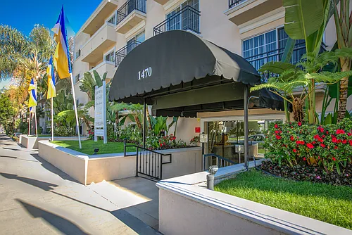 Beverly Park Towers Photo 1