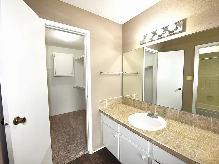 Wilshire Park Apartments — Photo 23