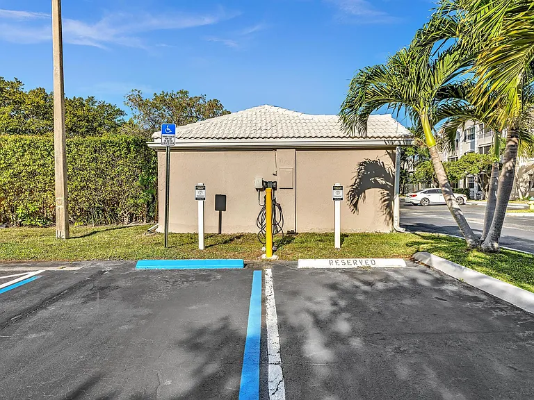 2810 N Oakland Forest Dr #104 — Photo 57