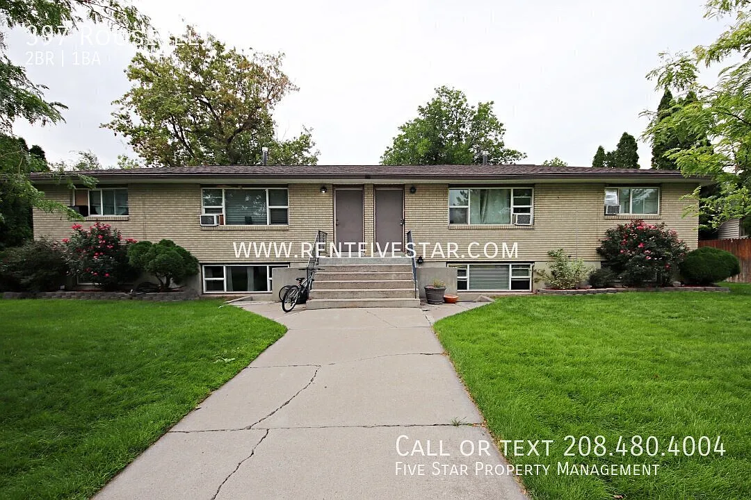 Updated 2 Bedroom Apartment With Shared Fenced Yard! — Photo 1