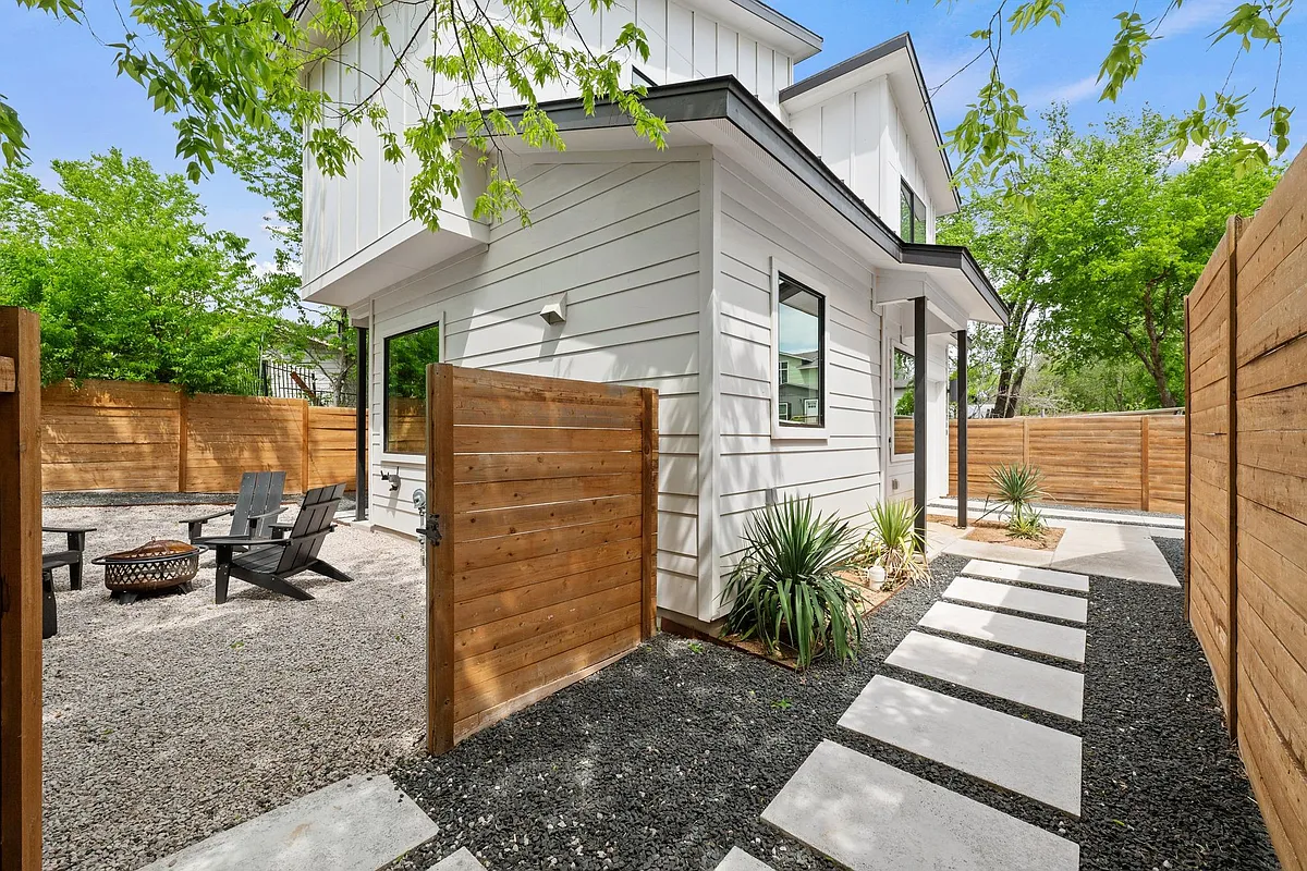 Building Photo - 1710 Adina St #2