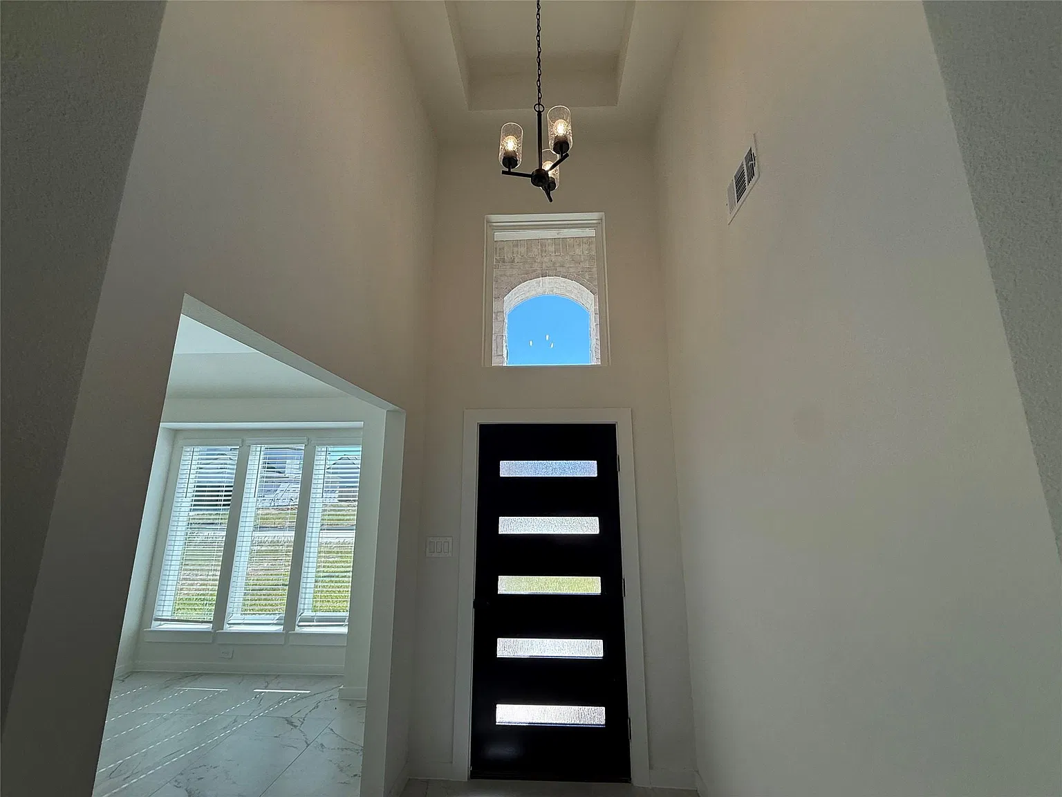 3 bed, 2.0 bath, 2012 sqft, $3,000 — Photo 3