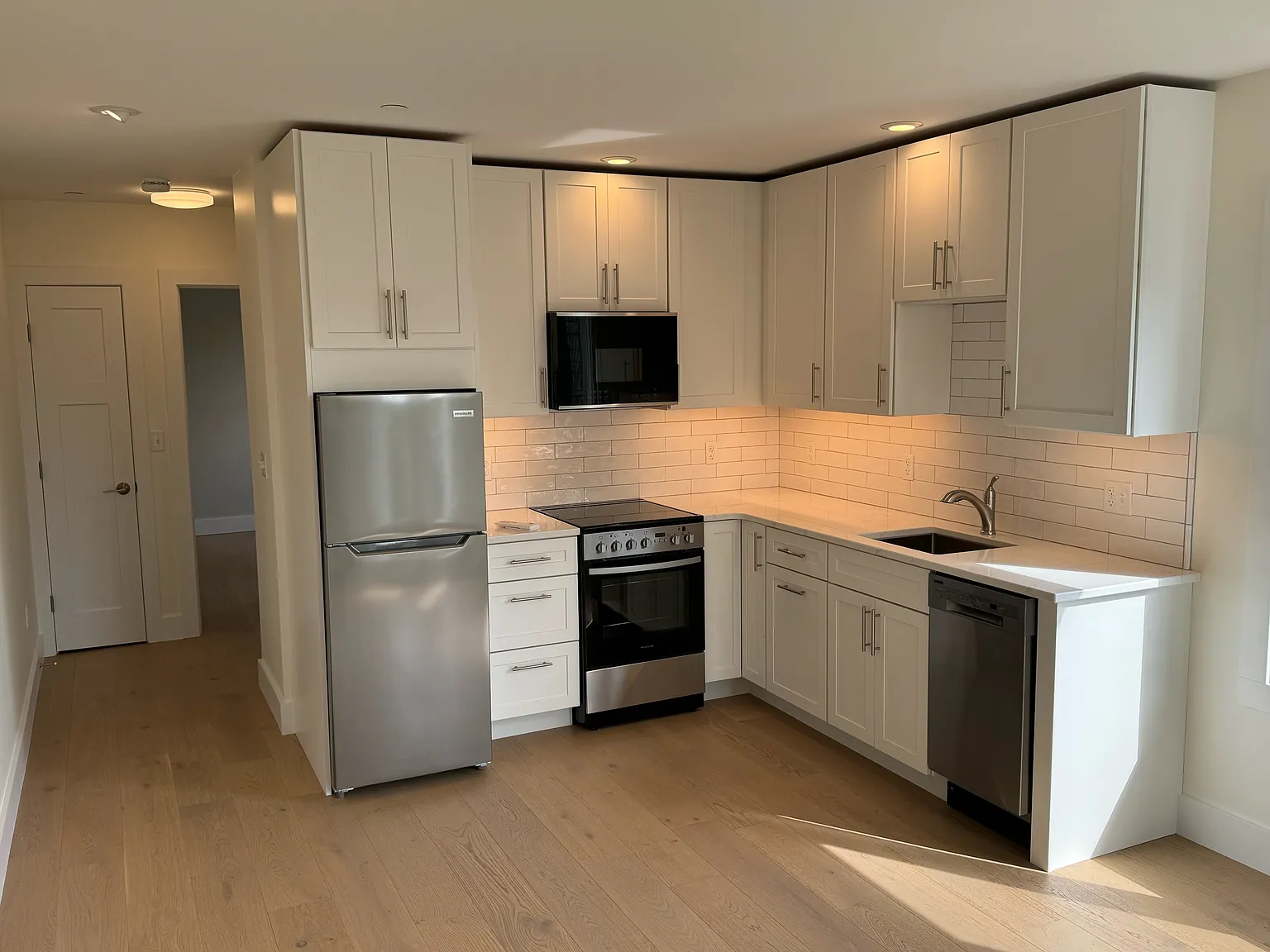 1 bed, 550 sqft, $2,575 — Photo 3