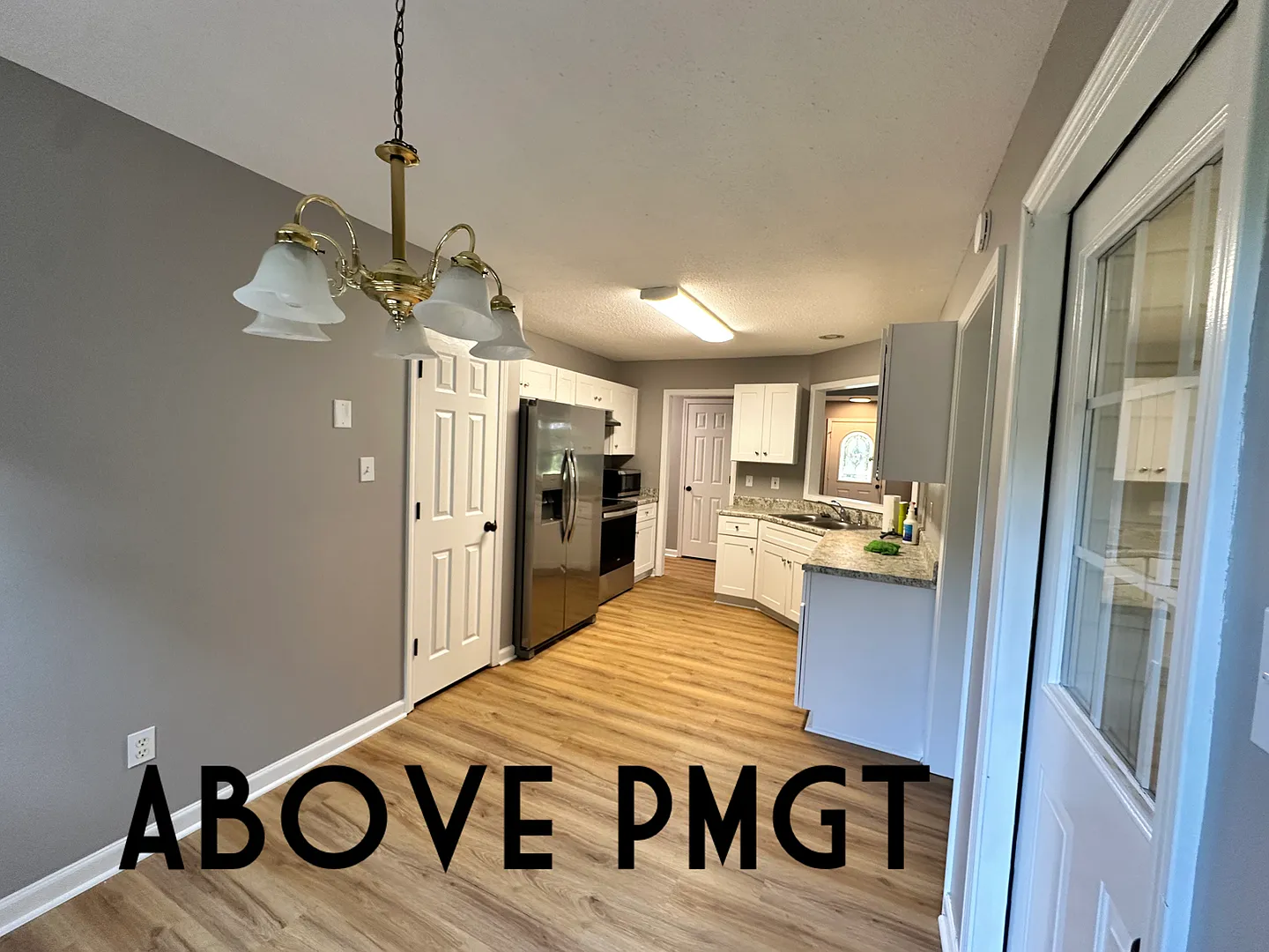 Beautifully renovated 3 bedroom home — Photo 4