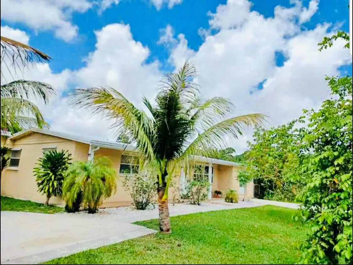 5 bed, 3.0 bath, 2432 sqft, $7,650 — Photo 1