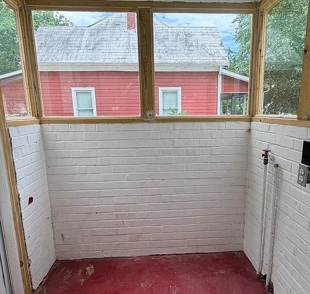 403 E Elm St — Photo 15