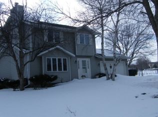 910 Castle Dr, Sun Prairie, WI 53590