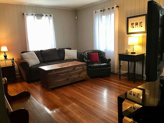 4th image of 405 Forest St