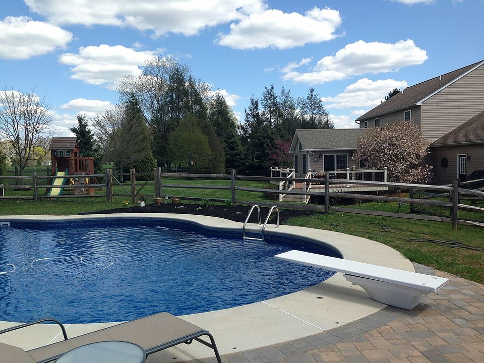 2nd image of 702 Ewing Rd