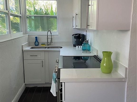 5th image of 17 NE 9th Ave APT 2