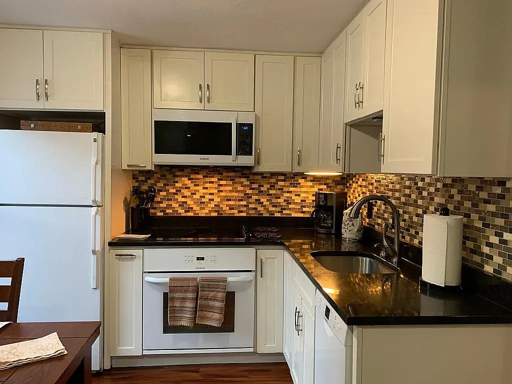 2 bed, 1.5 bath, 1179 sqft, $1,275 — Photo 2