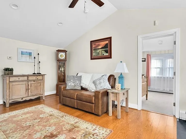 2BED2BATH HOME - LIVING ROOM