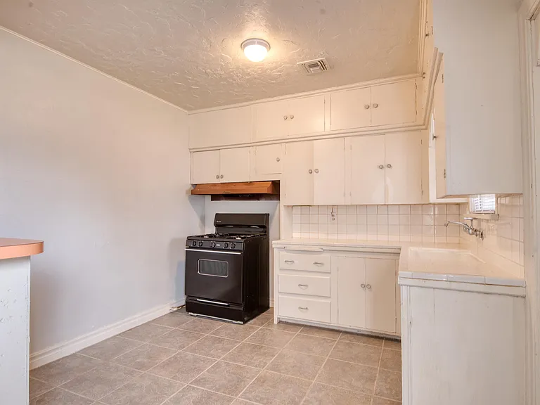1132 N Saint Clair Ave — Photo 4