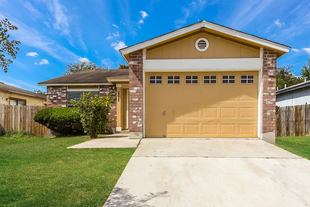 4 bed, 2.0 bath, 1424 sqft, $1,640 — Photo 1