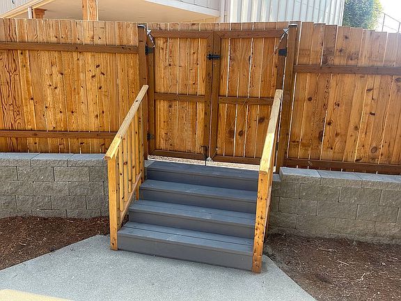 8438 Stairs to Driveway