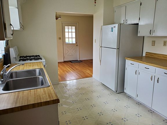 4th image of 122 W Cloverdale Ave