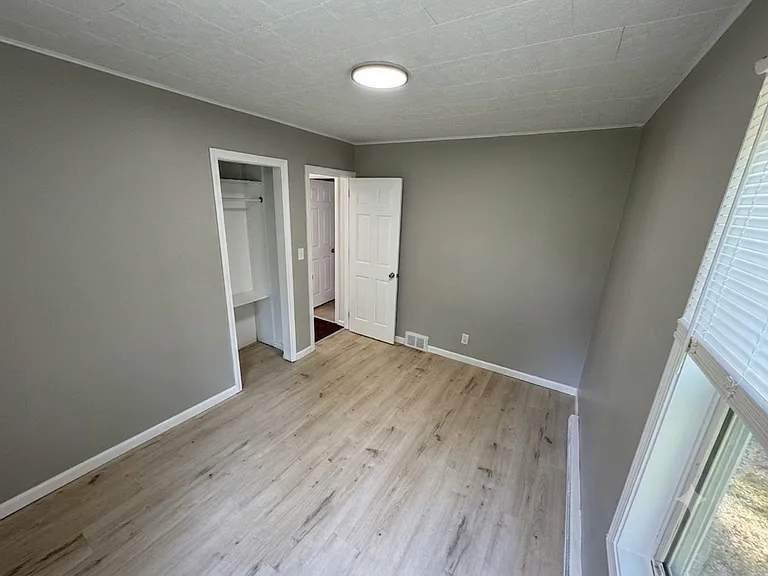 2582 Roselawn St — Photo 10