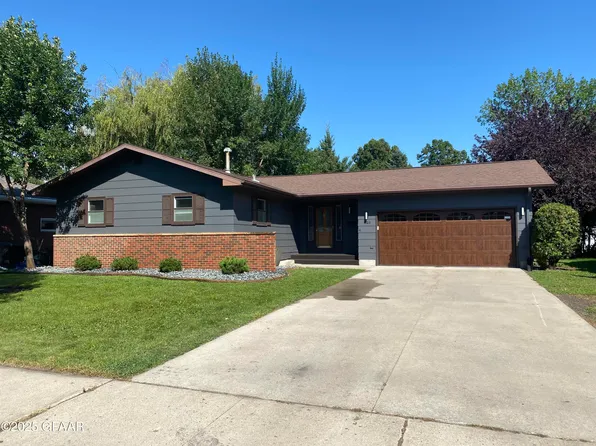 1803 Drees Dr, Grand Forks, ND 58201