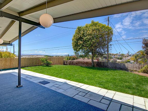 Huge covered patio & yard w/view