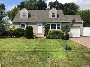 1092 Carll Dr, Bay Shore, NY 11706