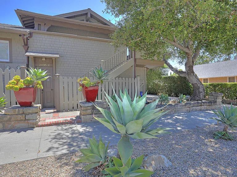 2135 De La Vina St #B — Photo 1