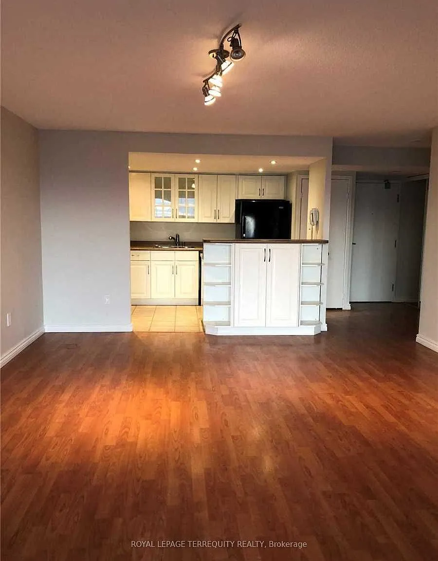 Courtney Club Condos — Photo 3