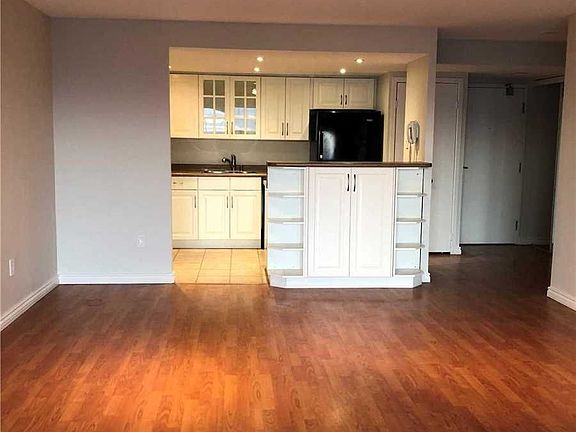 3rd image of 2091 Hurontario St #Penthouse 06