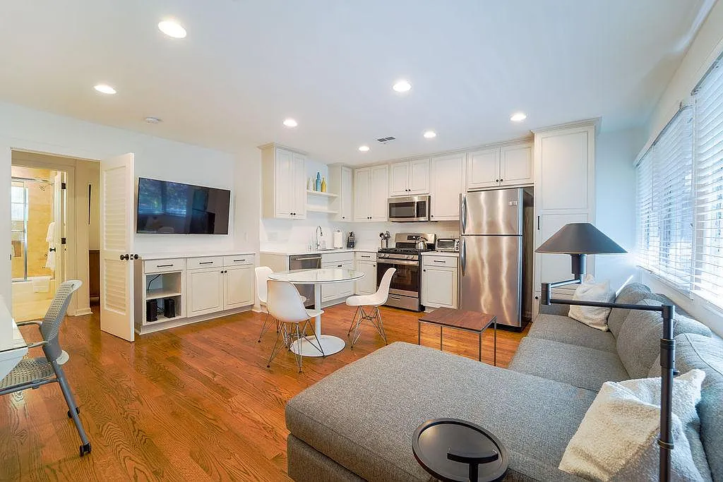 135 Montana Ave — Photo 2