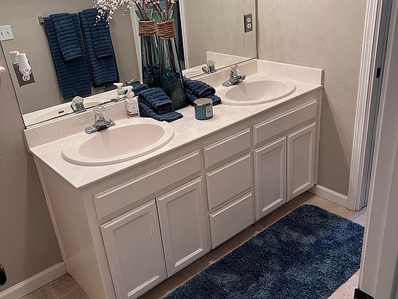Upstairs bathroom with bath tug