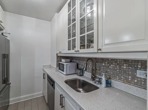 400 East 70th Street image 8 of 20