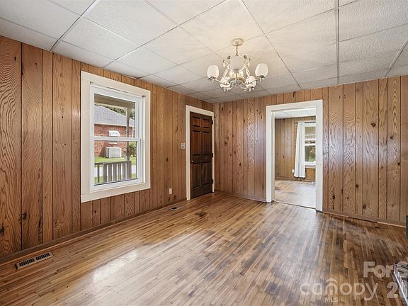 5th image of 303 2nd St