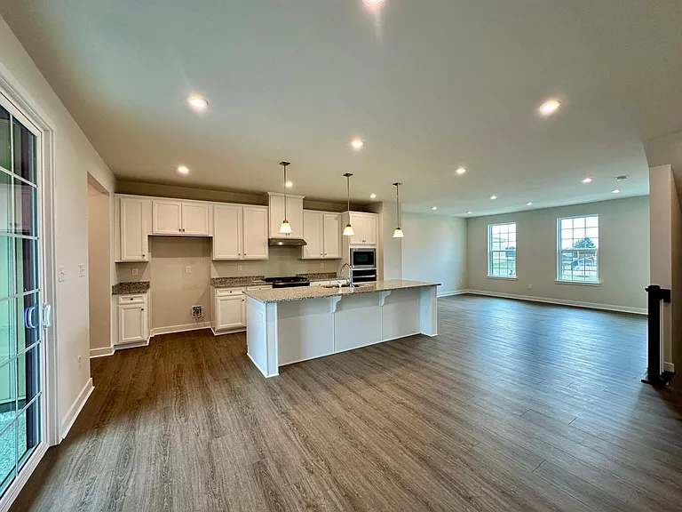 325 E Cochran St — Photo 1