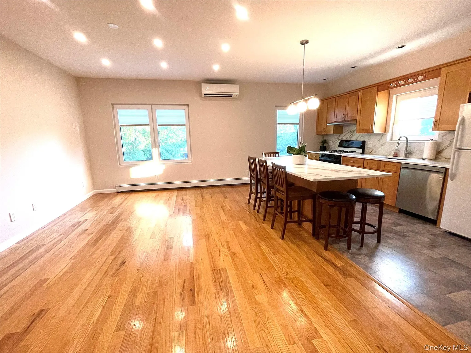 2 bed, 1.0 bath, 2068 sqft, $2,700 — Photo 2