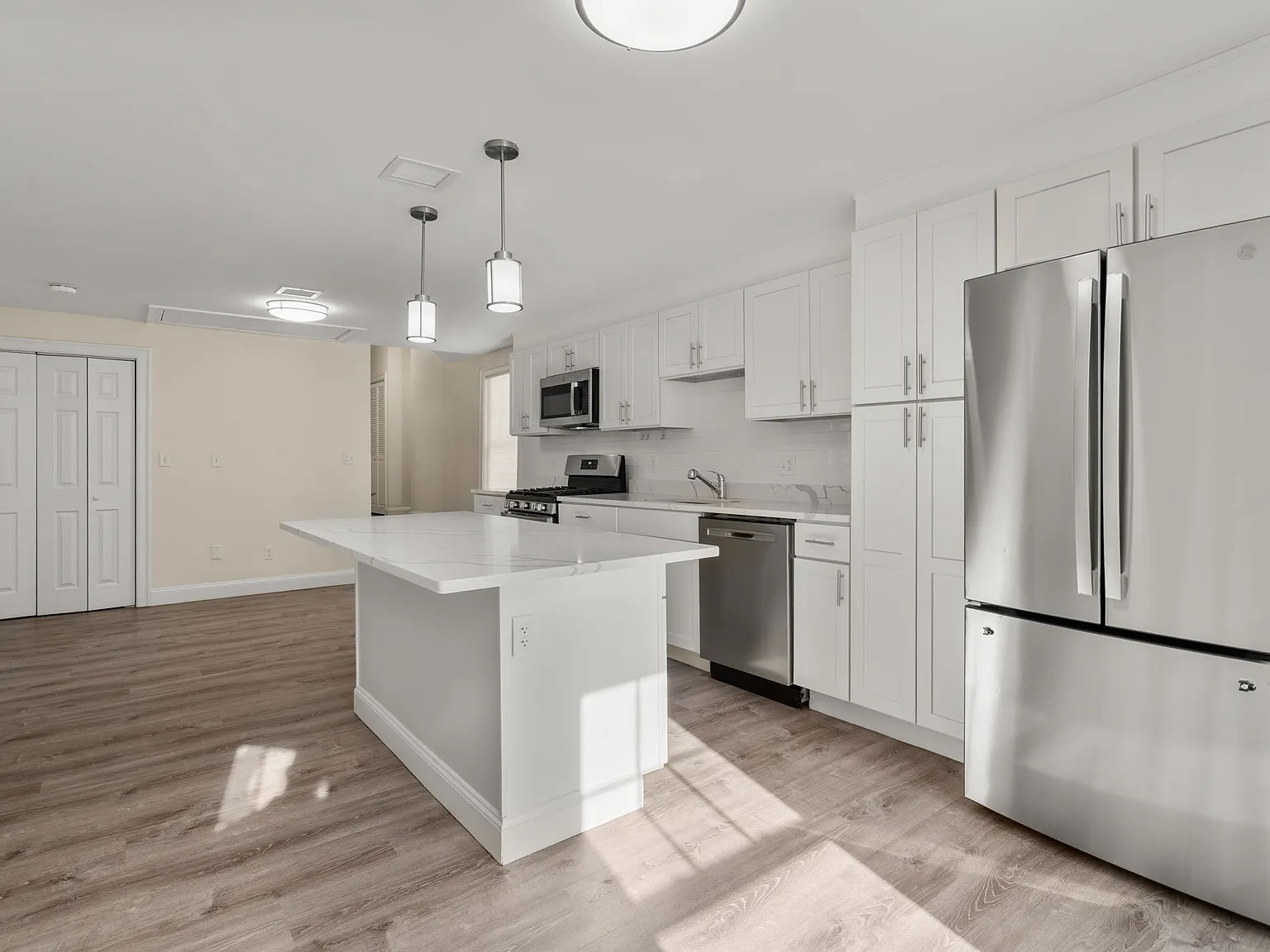 3 bed, 1100 sqft, $3,600 — Photo 4
