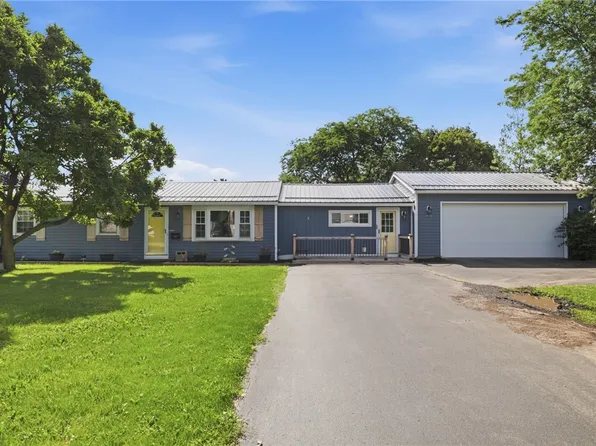 1190 Hook Rd, Farmington, NY 14425
