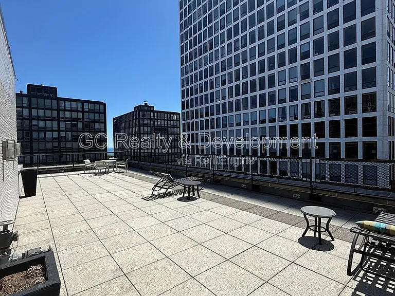 253 E Delaware Pl #19C — Photo 11