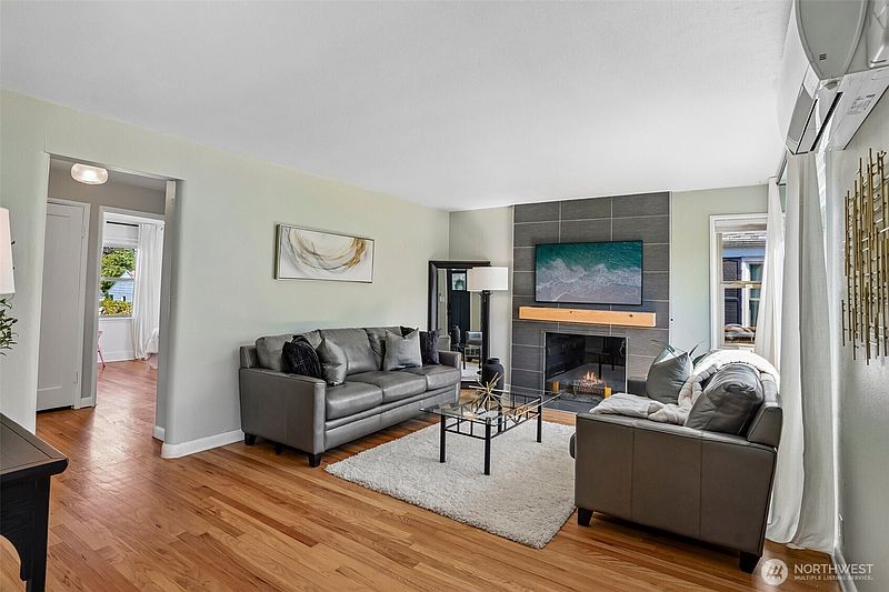 3rd image of 4323 15th Avenue S
