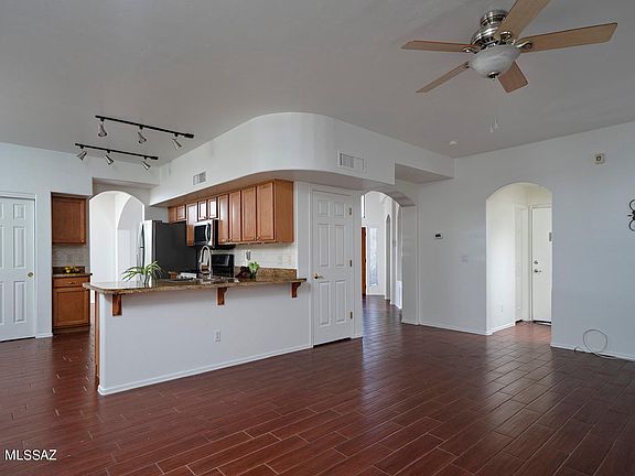 3rd image of 206 E Thomas Jefferson Way