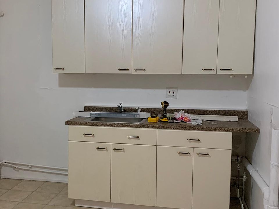 2nd image of 27 Bond St