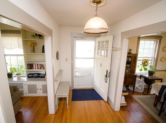 2nd image of 983 Rose Ave
